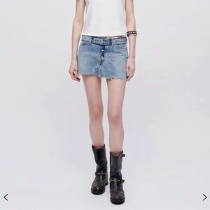 RE/DONE RAW WAIST MINI SKIRT